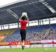 包含谢菲联主场大败，教练组需为失利负责的词条