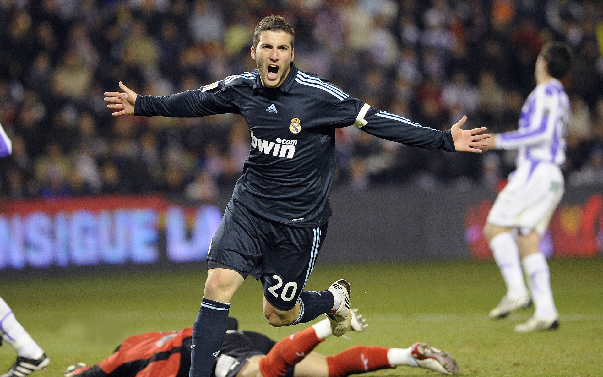 Ming重返赛场,反败为胜首场状态出色,拜仁观众沸腾!观众掌声雷动